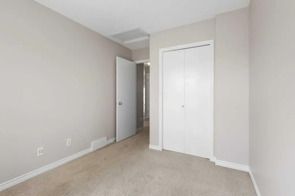 282 Prestwick Circle SE Calgary AB T2Z 3X4
