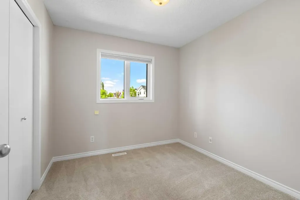 282 Prestwick Circle SE Calgary AB T2Z 3X4