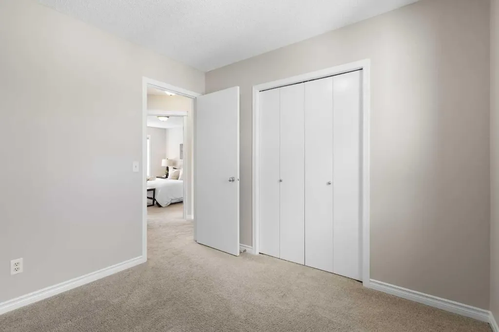 282 Prestwick Circle SE Calgary AB T2Z 3X4