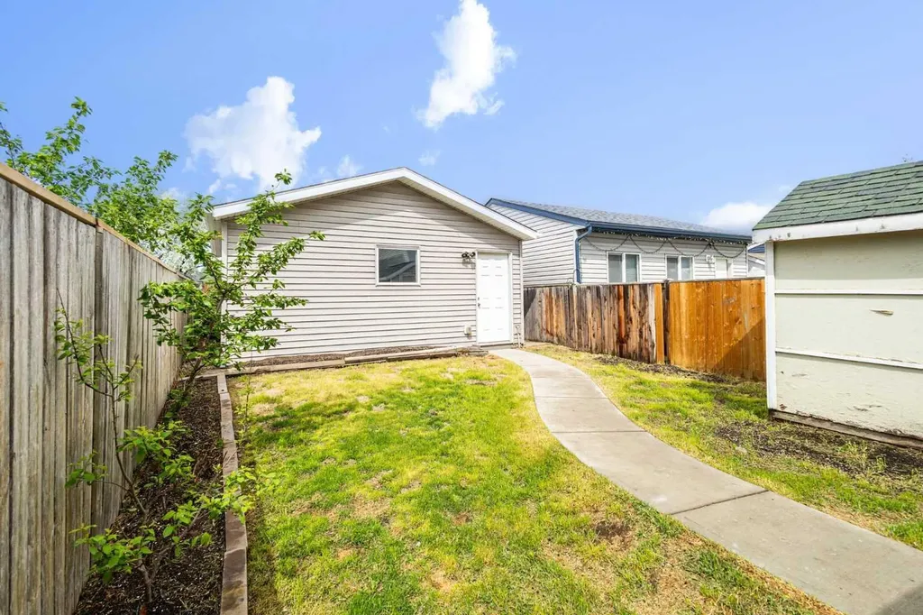 282 Prestwick Circle SE Calgary AB T2Z 3X4