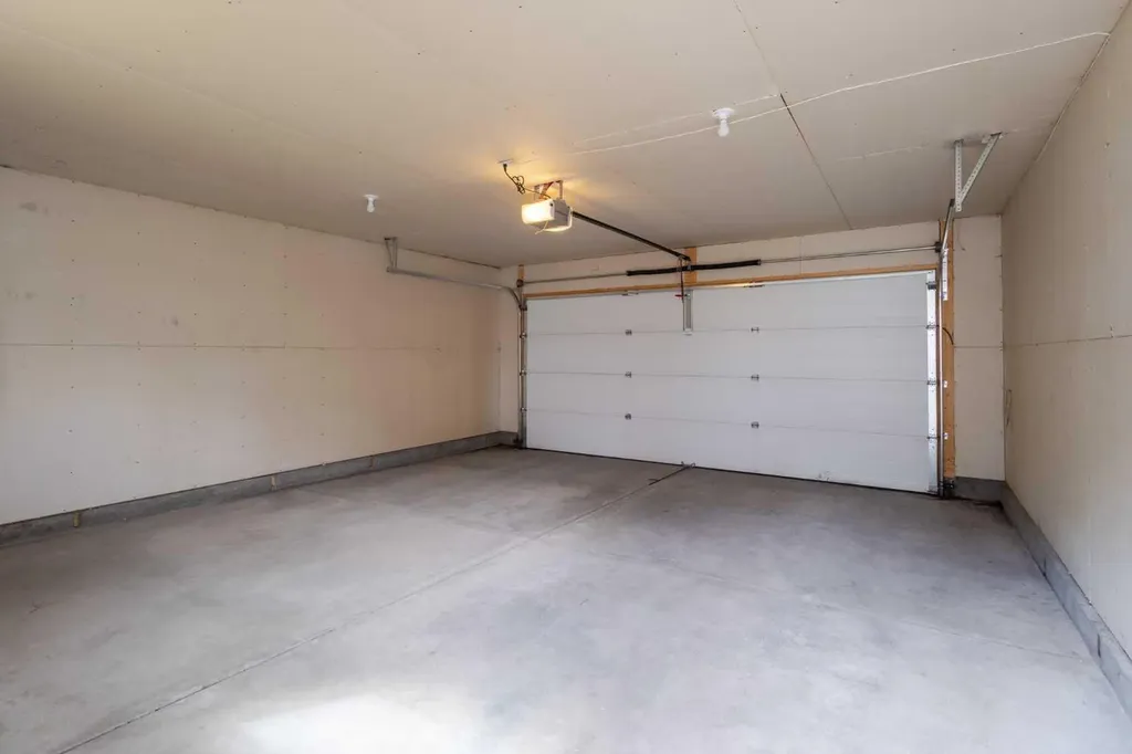 282 Prestwick Circle SE Calgary AB T2Z 3X4