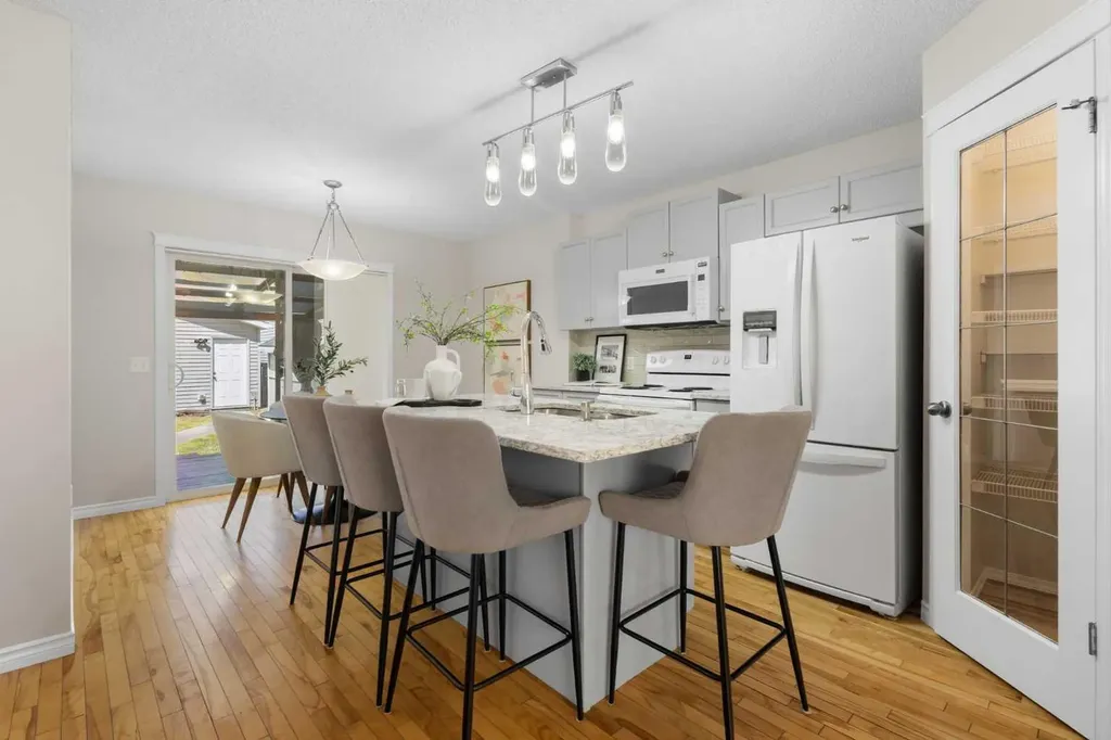 282 Prestwick Circle SE Calgary AB T2Z 3X4