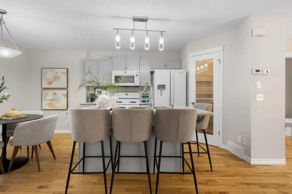 282 Prestwick Circle SE Calgary AB T2Z 3X4