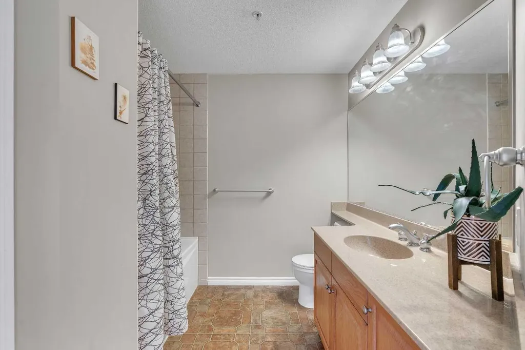 1726 14 Avenue NW Calgary AB T2N 4Y8
