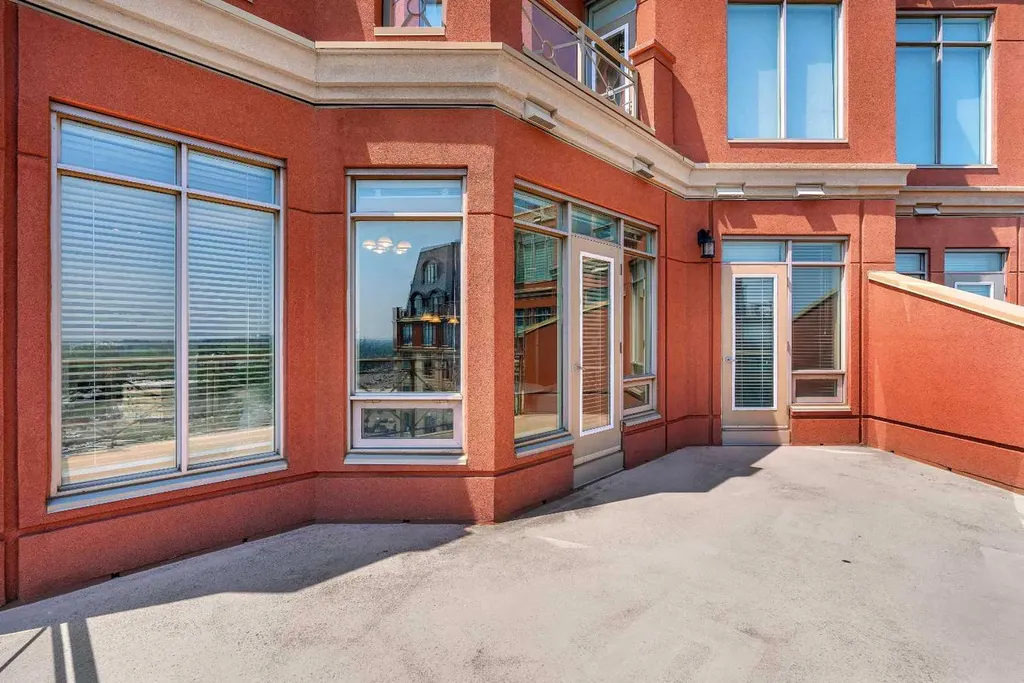 1726 14 Avenue NW Calgary AB T2N 4Y8