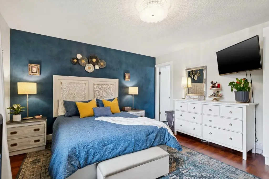 444 Bracewood Crescent SW Calgary AB T2W 3B8