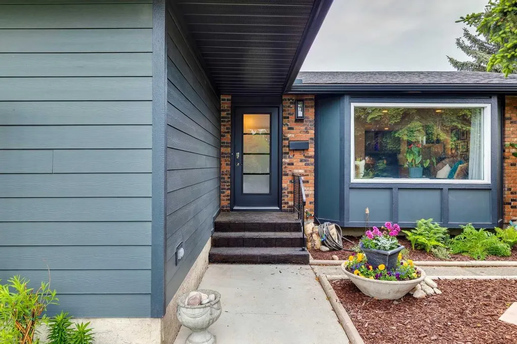 444 Bracewood Crescent SW Calgary AB T2W 3B8