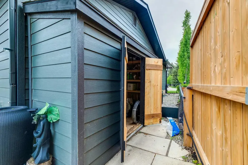 444 Bracewood Crescent SW Calgary AB T2W 3B8