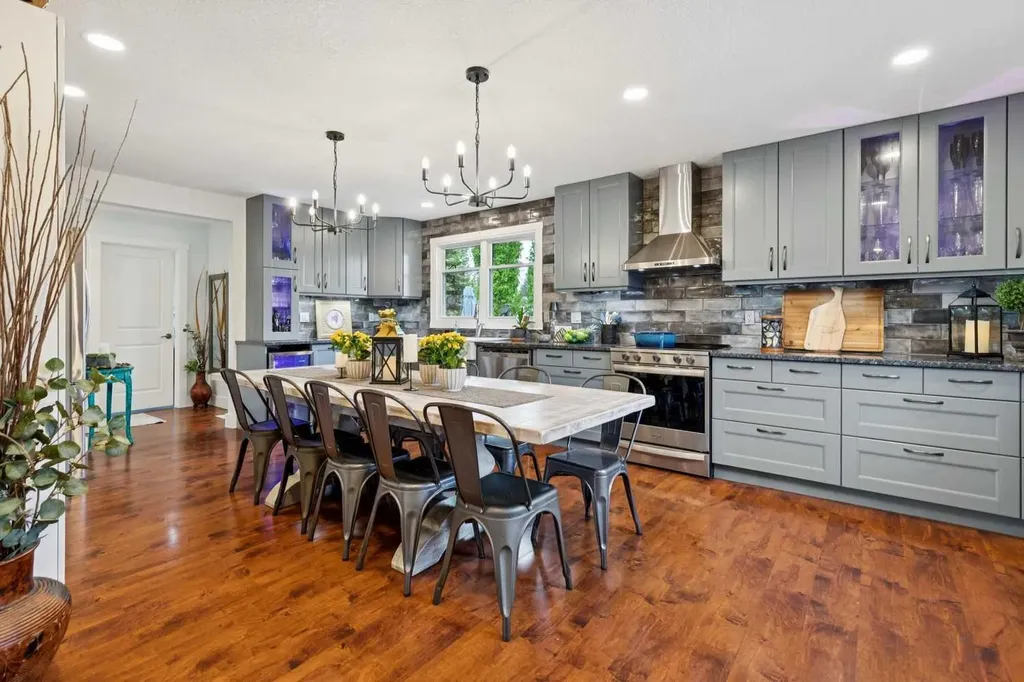 444 Bracewood Crescent SW Calgary AB T2W 3B8