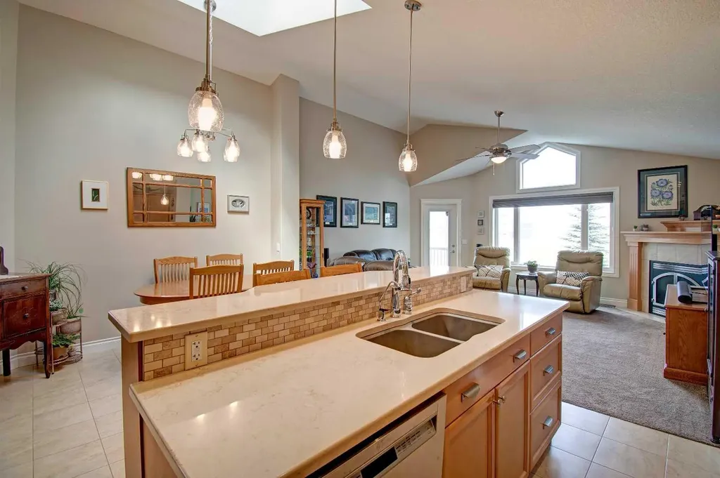 242 Kingsbury View SE Airdrie AB T4A0E6