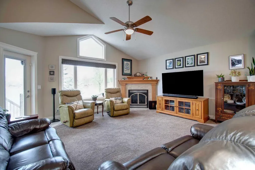 242 Kingsbury View SE Airdrie AB T4A0E6