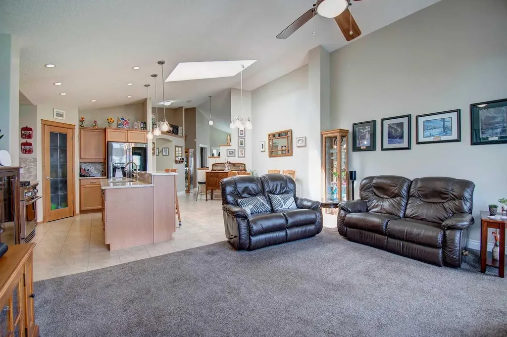 242 Kingsbury View SE Airdrie AB T4A0E6