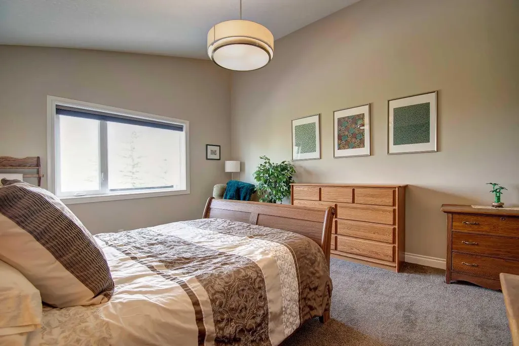 242 Kingsbury View SE Airdrie AB T4A0E6