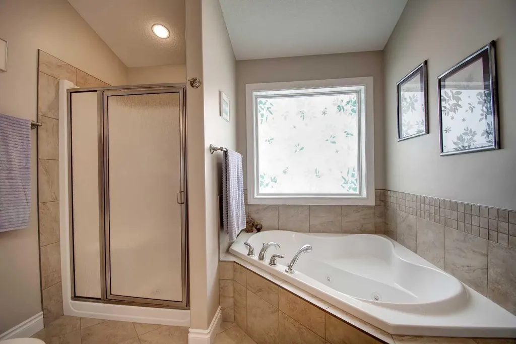 242 Kingsbury View SE Airdrie AB T4A0E6