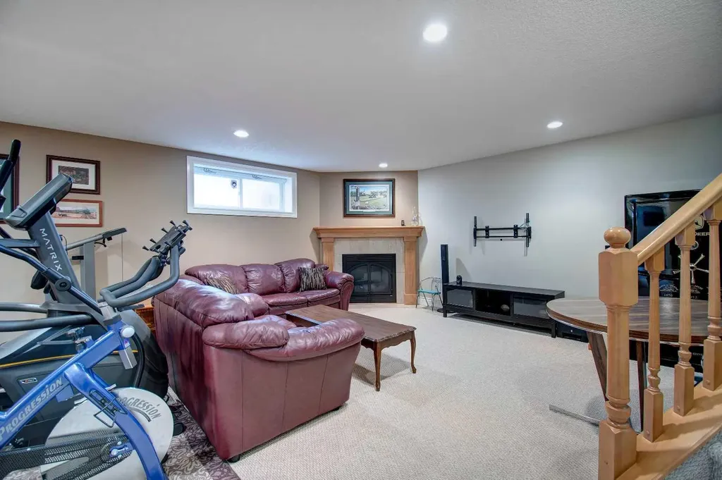 242 Kingsbury View SE Airdrie AB T4A0E6