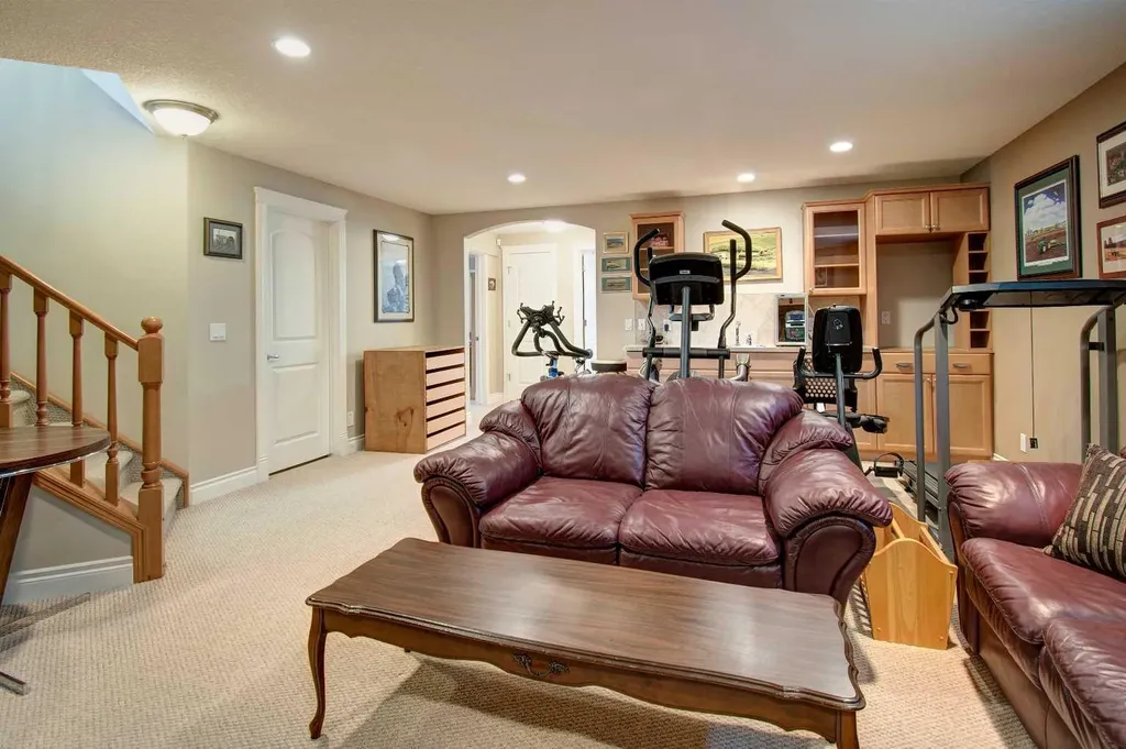 242 Kingsbury View SE Airdrie AB T4A0E6