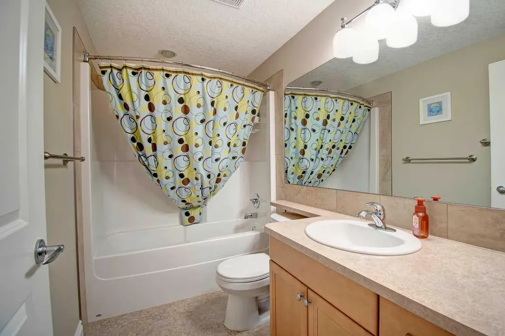 242 Kingsbury View SE Airdrie AB T4A0E6