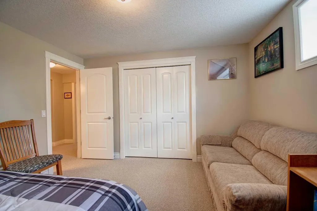 242 Kingsbury View SE Airdrie AB T4A0E6