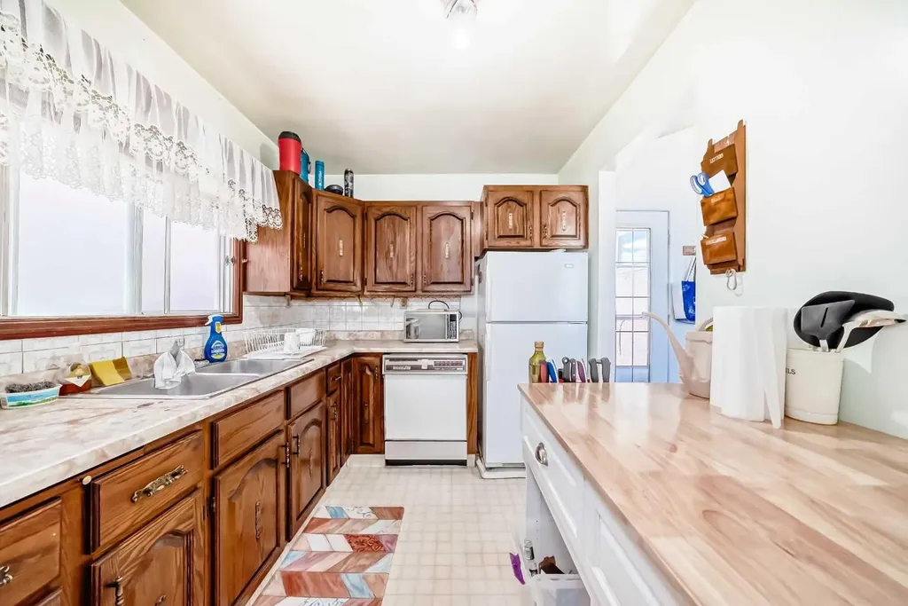 4407 Bowness Road NW Calgary AB T3B 0A7