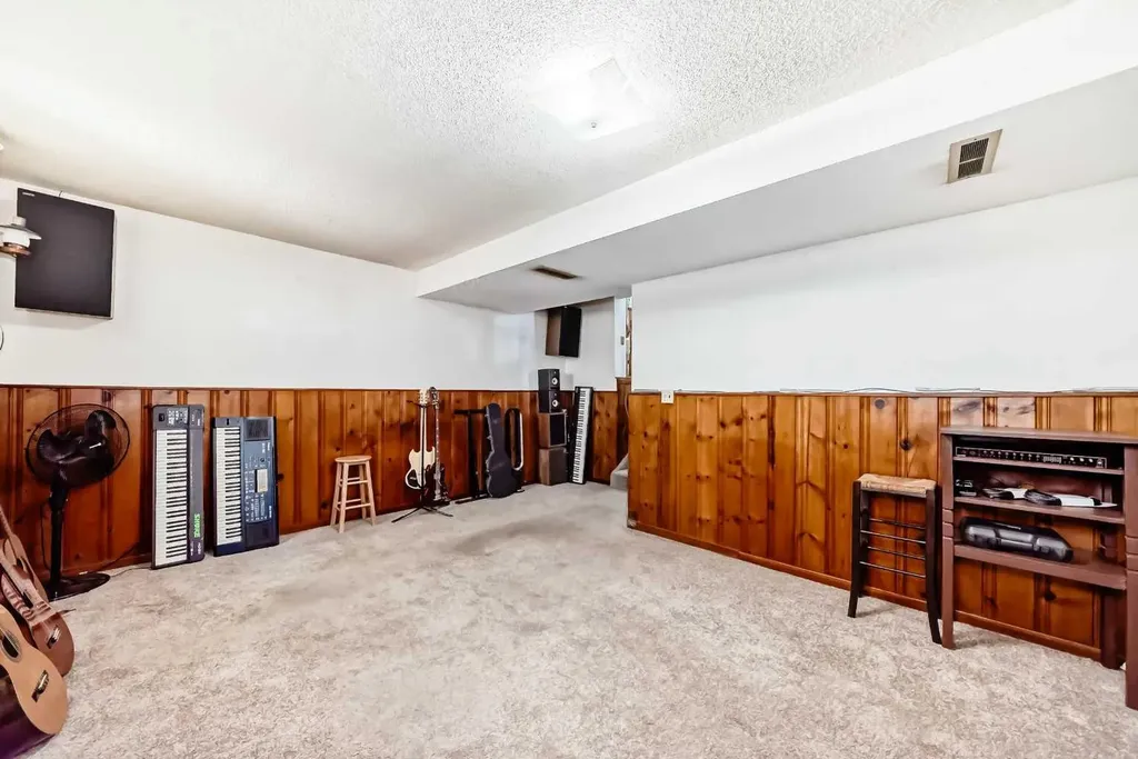 4407 Bowness Road NW Calgary AB T3B 0A7
