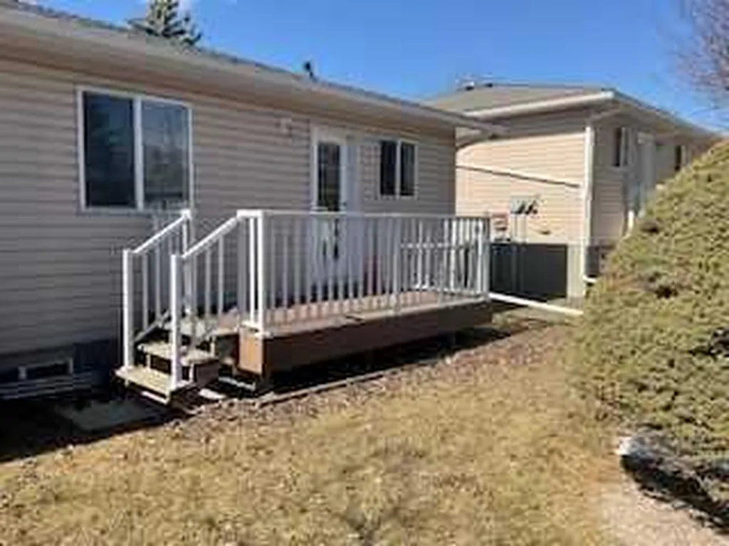 140 Dovista Court SE Calgary AB T2B 3P4