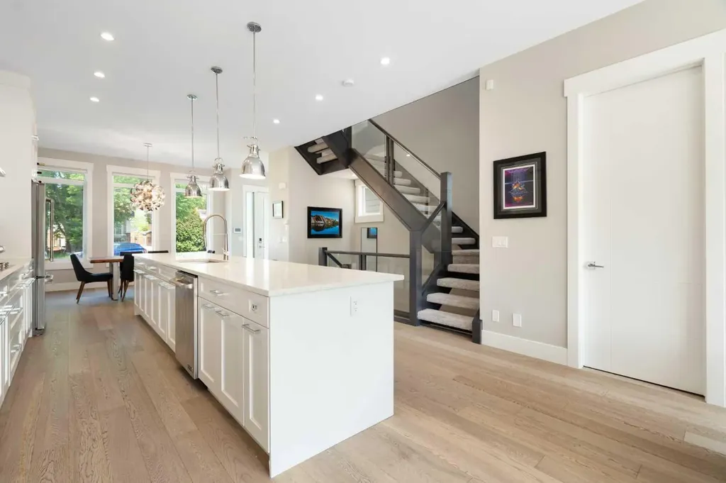 709 23 Avenue NW Calgary AB T2M 1T1