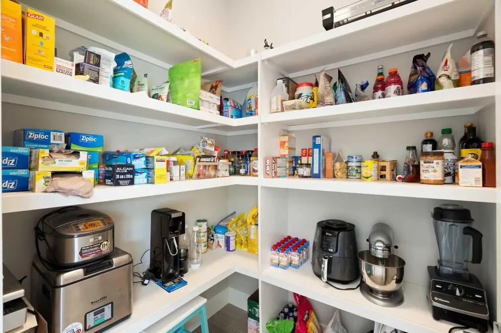 709 23 Avenue NW Calgary AB T2M 1T1