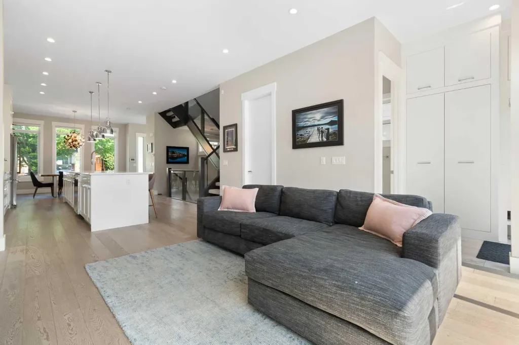 709 23 Avenue NW Calgary AB T2M 1T1