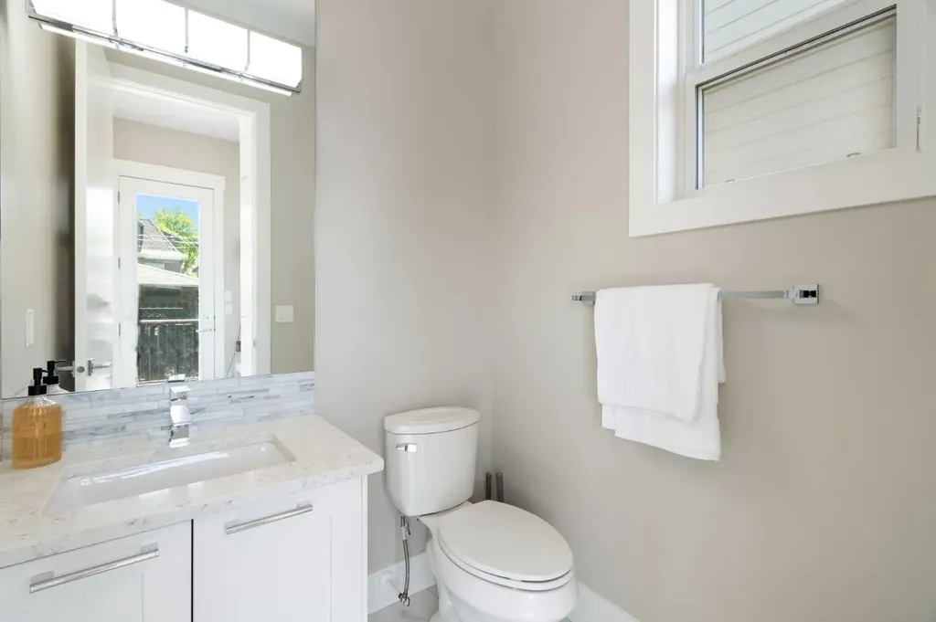 709 23 Avenue NW Calgary AB T2M 1T1