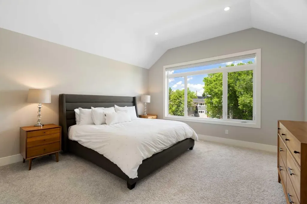 709 23 Avenue NW Calgary AB T2M 1T1