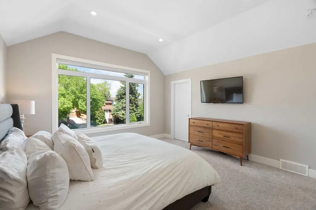 709 23 Avenue NW Calgary AB T2M 1T1