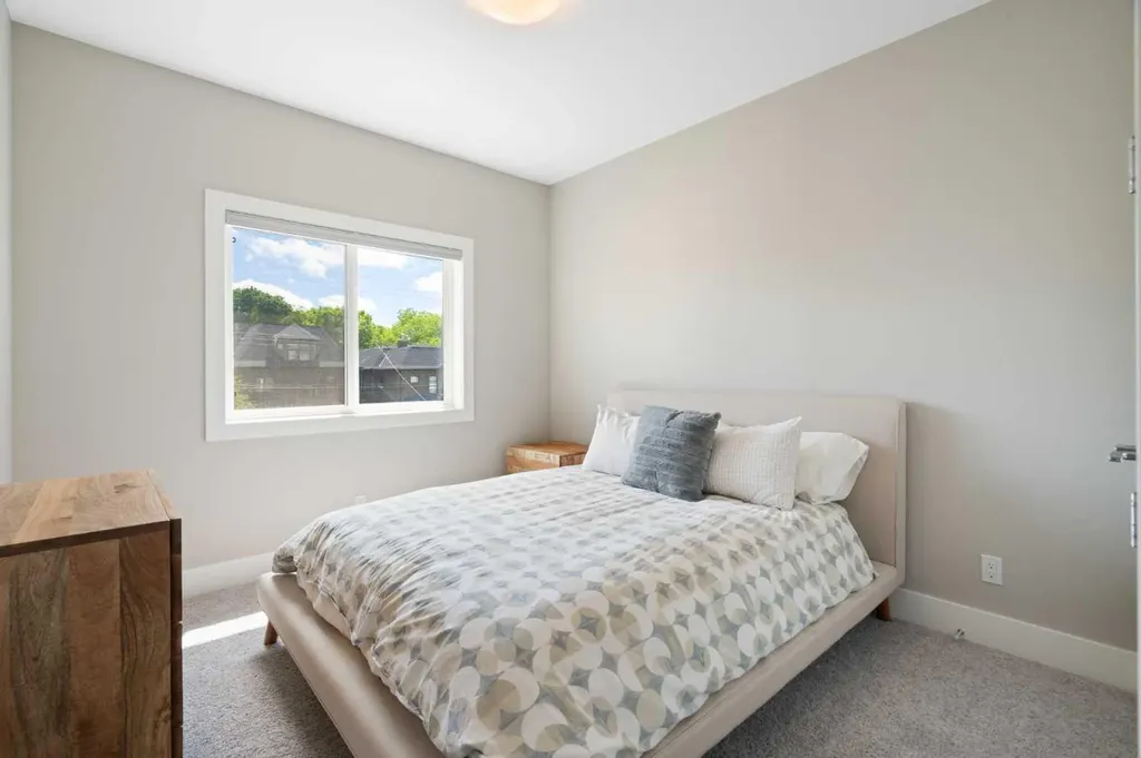 709 23 Avenue NW Calgary AB T2M 1T1