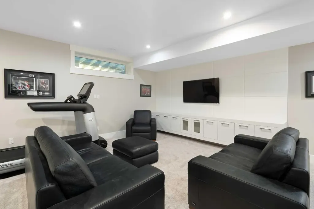 709 23 Avenue NW Calgary AB T2M 1T1