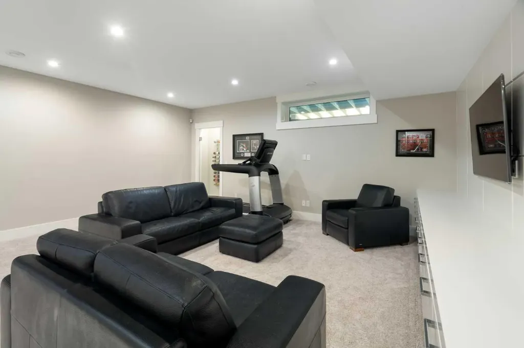 709 23 Avenue NW Calgary AB T2M 1T1