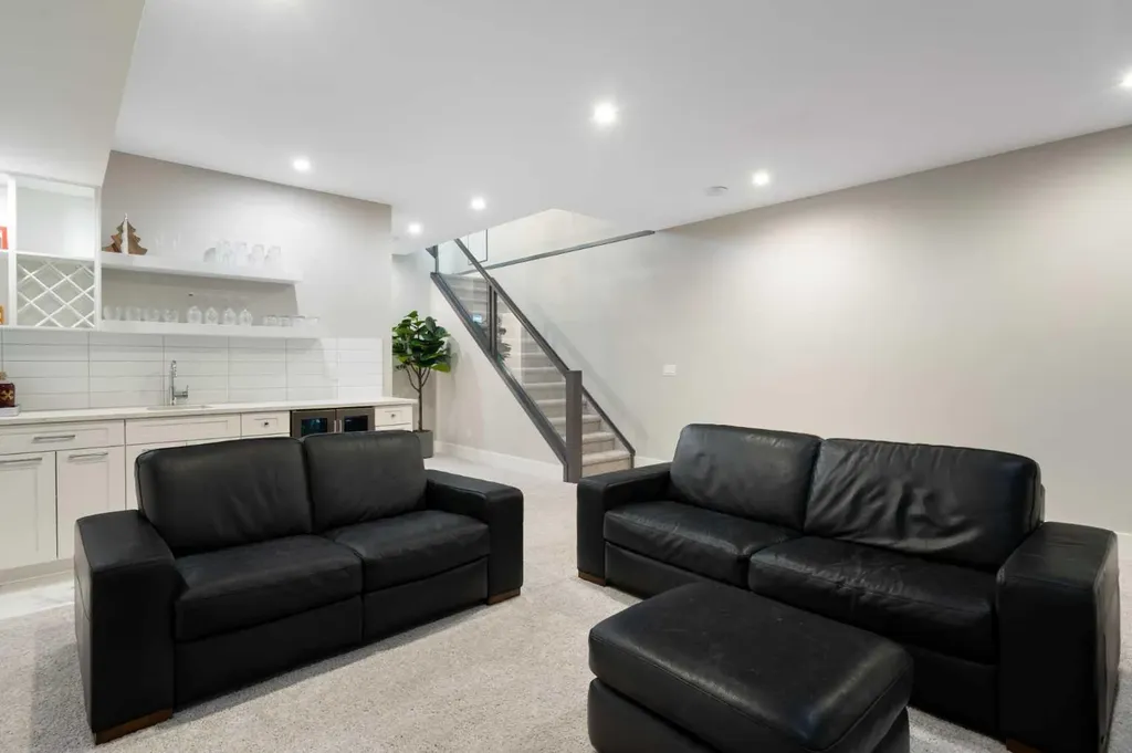 709 23 Avenue NW Calgary AB T2M 1T1