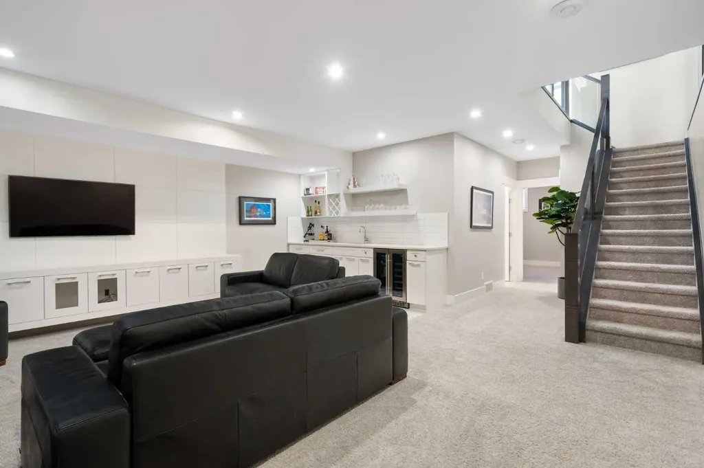 709 23 Avenue NW Calgary AB T2M 1T1