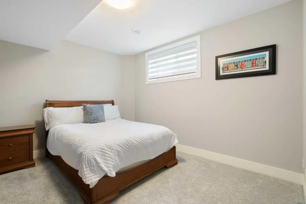 709 23 Avenue NW Calgary AB T2M 1T1
