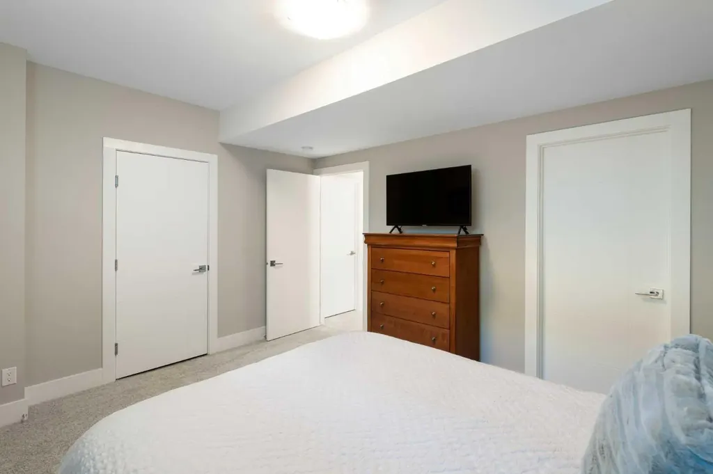 709 23 Avenue NW Calgary AB T2M 1T1