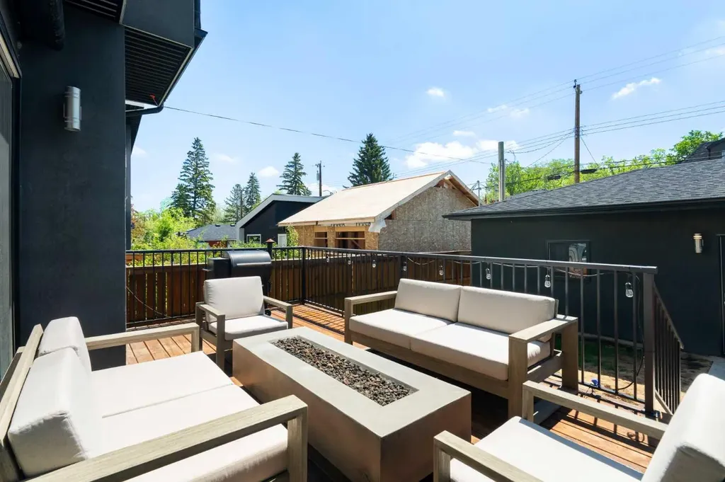 709 23 Avenue NW Calgary AB T2M 1T1