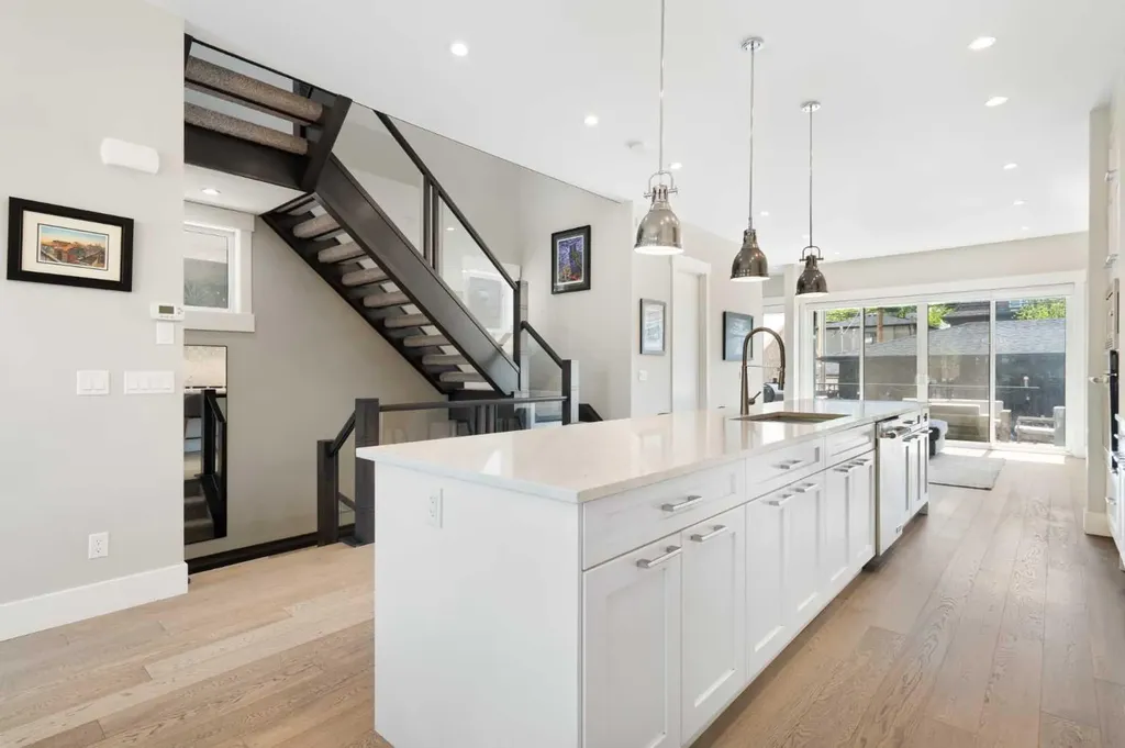 709 23 Avenue NW Calgary AB T2M 1T1