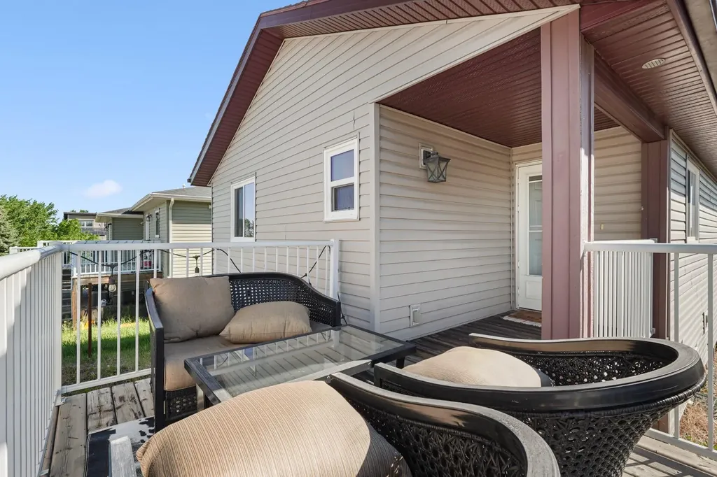 708 Mt Sundance Lane W Lethbridge AB T1J 0T3