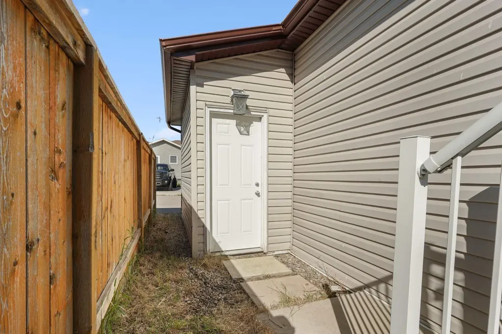 708 Mt Sundance Lane W Lethbridge AB T1J 0T3