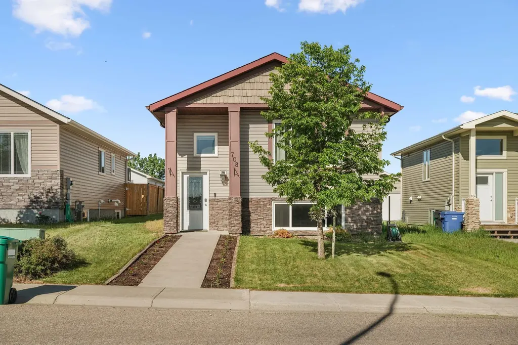 708 Mt Sundance Lane W Lethbridge AB T1J 0T3