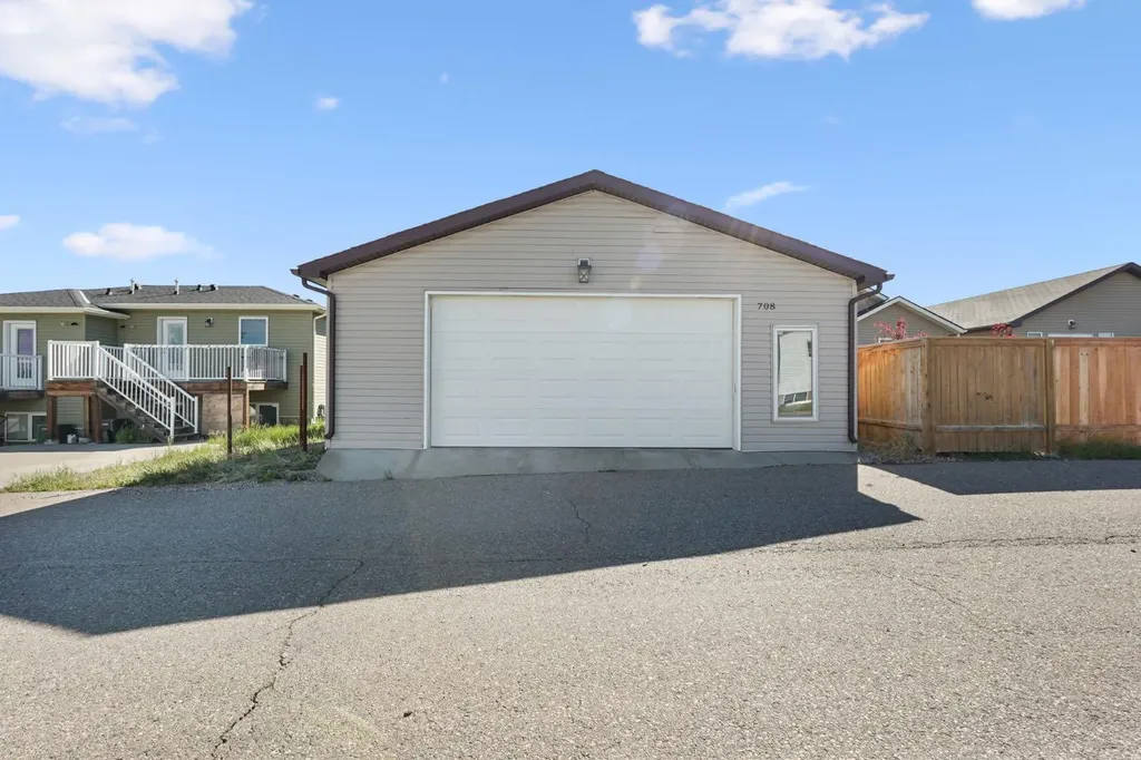 708 Mt Sundance Lane W Lethbridge AB T1J 0T3
