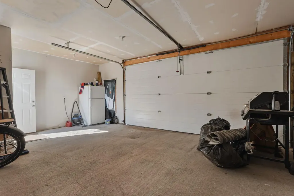 708 Mt Sundance Lane W Lethbridge AB T1J 0T3