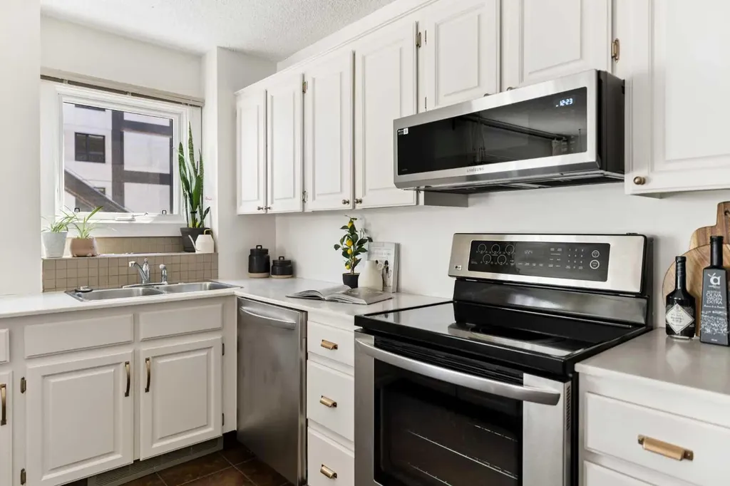 540 14 Avenue SW Calgary AB T2R 0M6