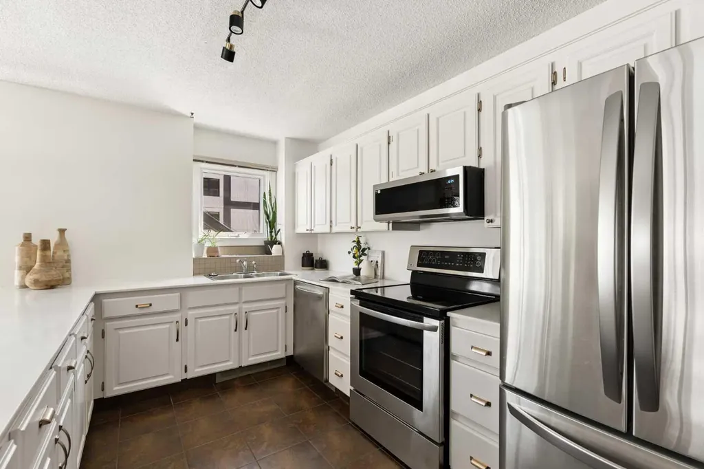 540 14 Avenue SW Calgary AB T2R 0M6