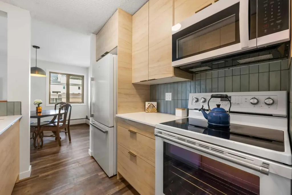 130 25 Avenue SW Calgary AB T2S 0K9