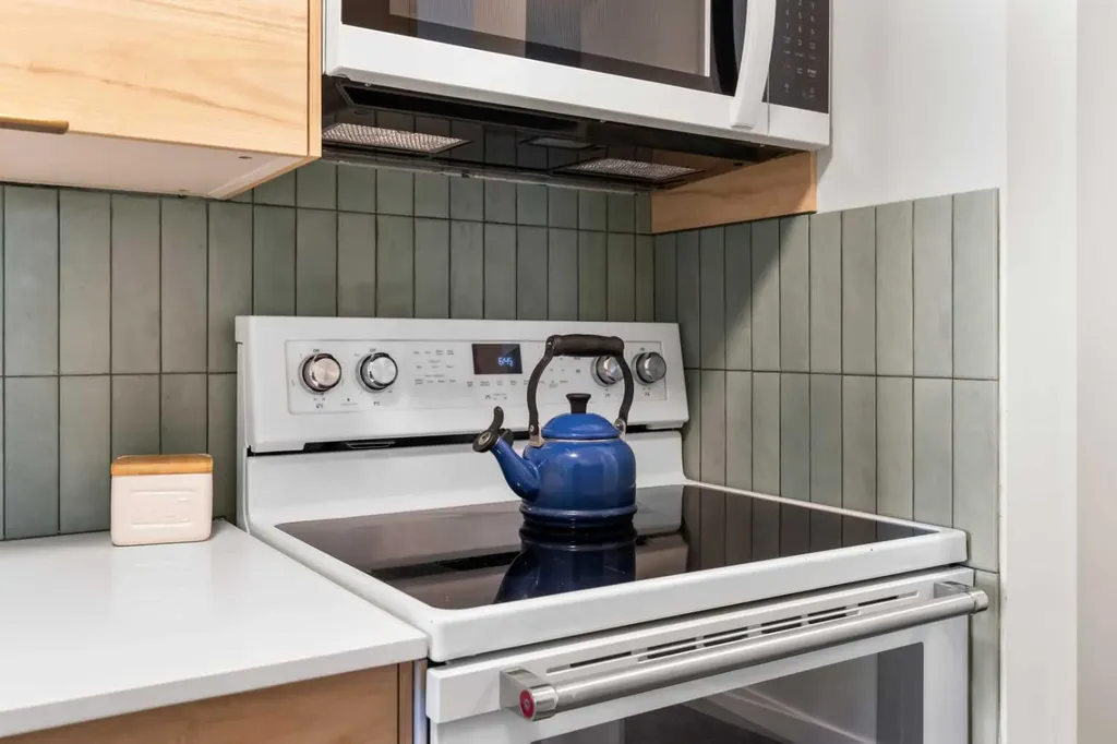 130 25 Avenue SW Calgary AB T2S 0K9