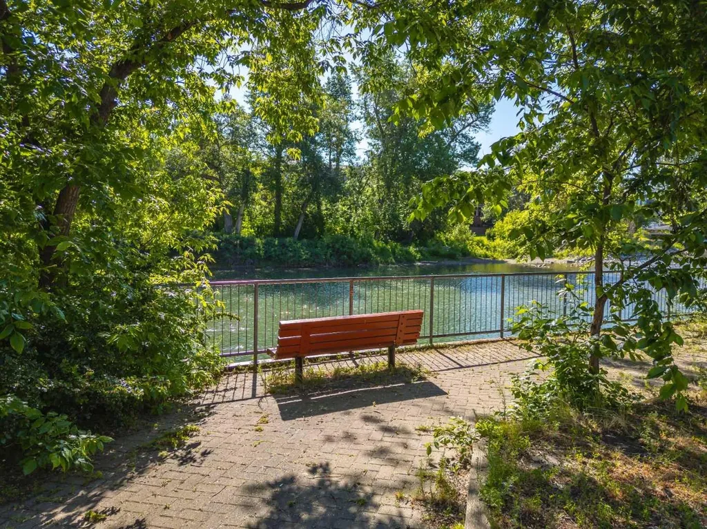130 25 Avenue SW Calgary AB T2S 0K9